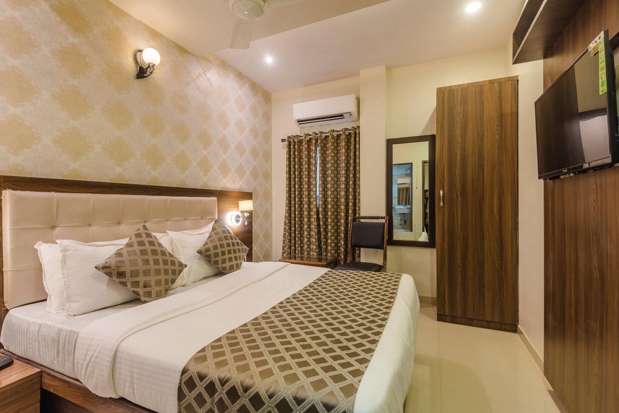 Hygienic Hotel Liberty Plaza Mumbai Exteriör bild
