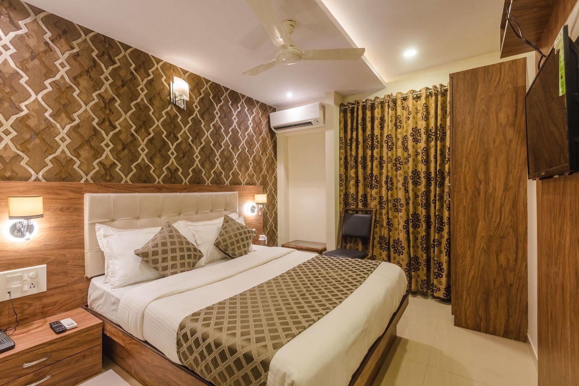 Hygienic Hotel Liberty Plaza Mumbai Exteriör bild